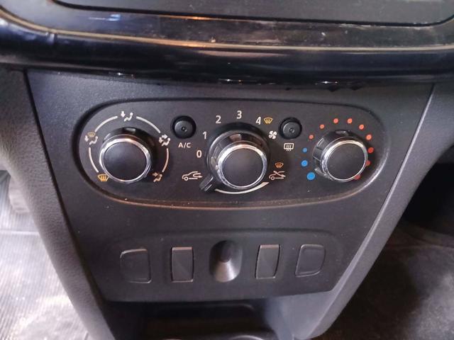 RENAULT SANDERO EXPR 10 - 2016/2017 — foto 30 de 38