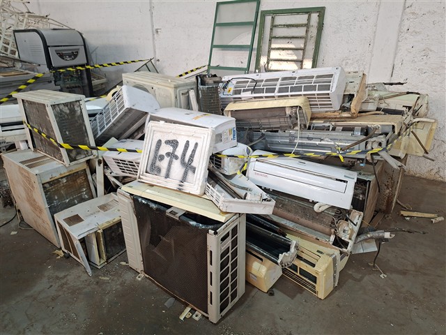 Lote composto por : Ar Condicionado, portas de ferro e vidro