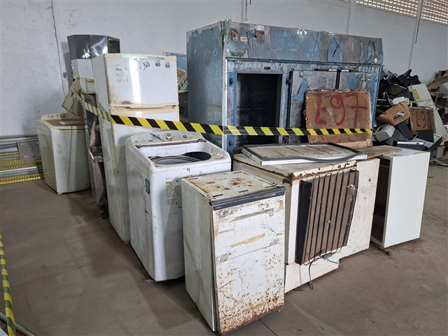 97 - Freezers, material hospitalar, máquinas, bebedouros, ge