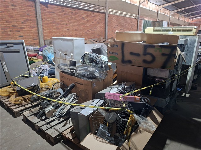 Lote composto por televisores, ventiladores, bebedouros, ret