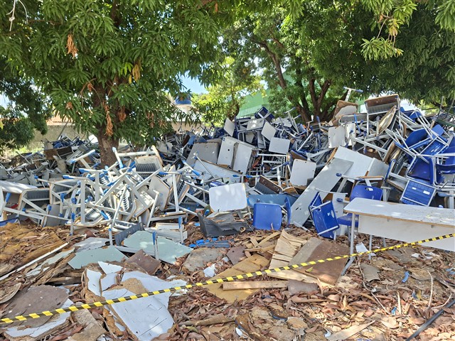 Lote composto por cadeiras, mesas, quadros, estantes de aço,