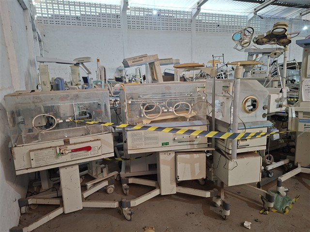 "Lote composto por : Equipamentos de UTI, mesa iluminada par
