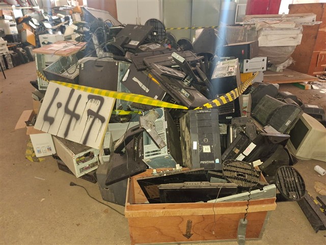 Lote 47 Lote Composto POR Cpu's, Monitores, Telefones, EST