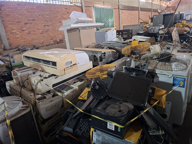 Lote composto por microssistem(som), monitores, ar condicion
