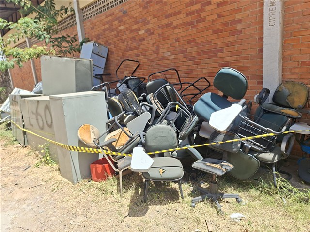 Lote composto por cadeiras, armários e fichários Lote composto por cadeiras, armários e fichários - Todos con