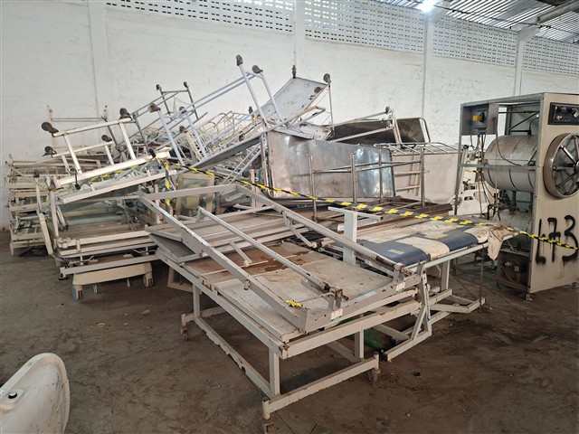 Lote composto por : Cama hospitalar, maca de ferro, estufa d
