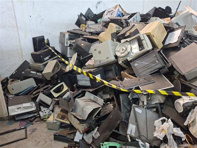 Lote composto por: Sucatas de computadores de marcas diversa