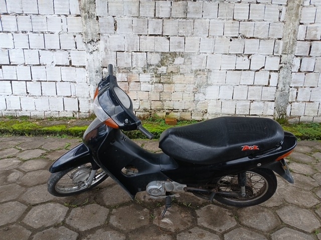 Honda C100 BIZ ES 2004 em leilão