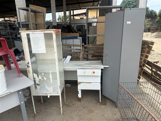 Diversos Materiais Sucateados Contendo:material de Informática, Ar Condicionado, Móveis e Utensílios.