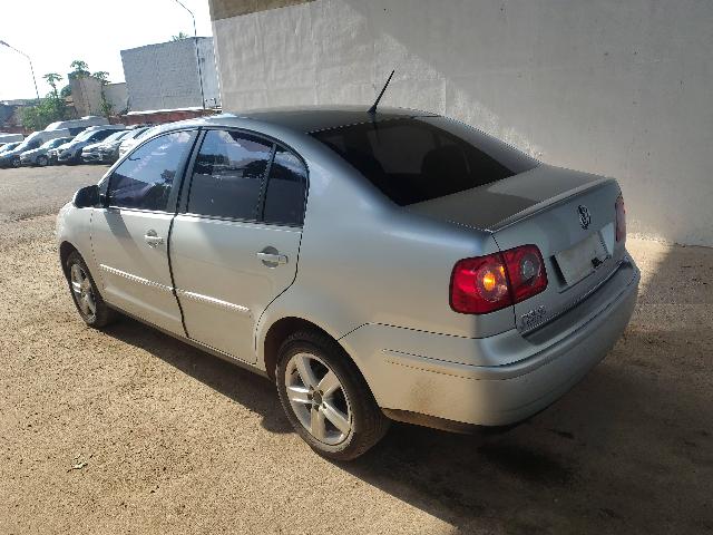 VOLKSWAGEN POLO SEDAN 1.6 COMFOR - 2010/2011 — foto 4 de 35