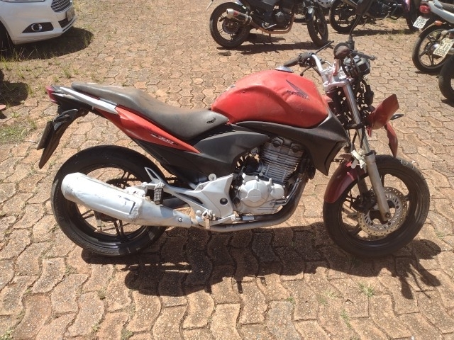 HONDA - CB 300R - leilão extrajudicial - SAMAMBAIA DF - lance mínimo R$ 2.900