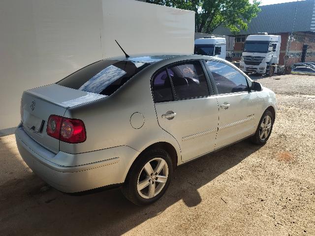 VOLKSWAGEN POLO SEDAN 1.6 COMFOR - 2010/2011 — foto 3 de 35