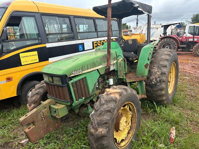 TRATOR AGRÍCOLA FABRICANTE: JHON DEERE MODELO: 5605 TRAÇÃ
