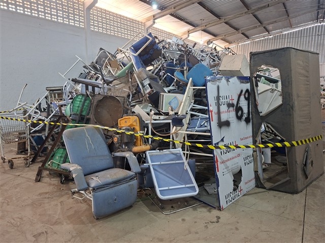 "Lote composto por: Cadeiras de madeira, carcaça de computad