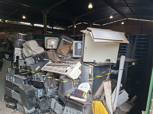70 - Ventiladores, ar condicionado, estantes, material de in
