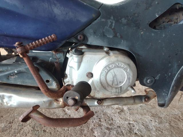 HONDA C100 BIZ ES - 2004/2005 — foto 6 de 11