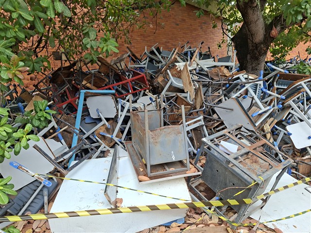77 - Carteiras escolares, fogão, carcaça de bebedouros - Tod