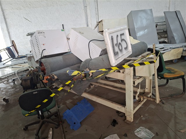 "Lote composto por: Cadeiras, compressores para soldas, equi