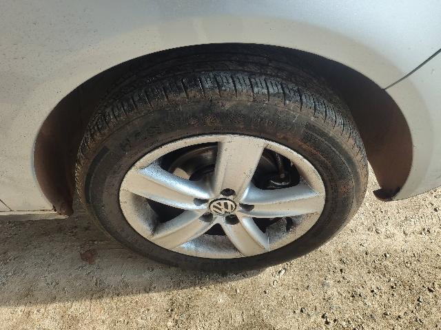 VOLKSWAGEN POLO SEDAN 1.6 COMFOR - 2010/2011 — foto 32 de 35