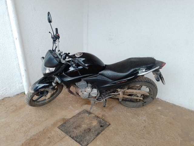 Honda CB 300r 2010 em leilão