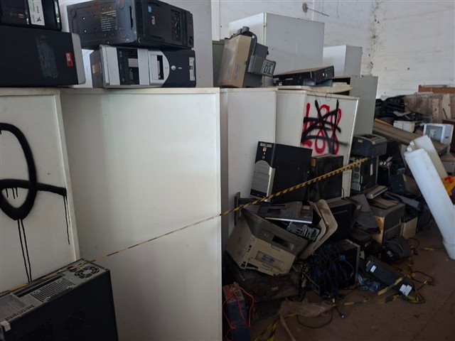 Lote 52 Composto POR Estantes DE Ferro, Soja, Cpu's, Servi