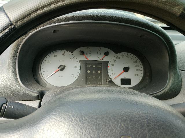 RENAULT CLIO RT 1.0 16V - 2002/2002 — foto 5 de 37