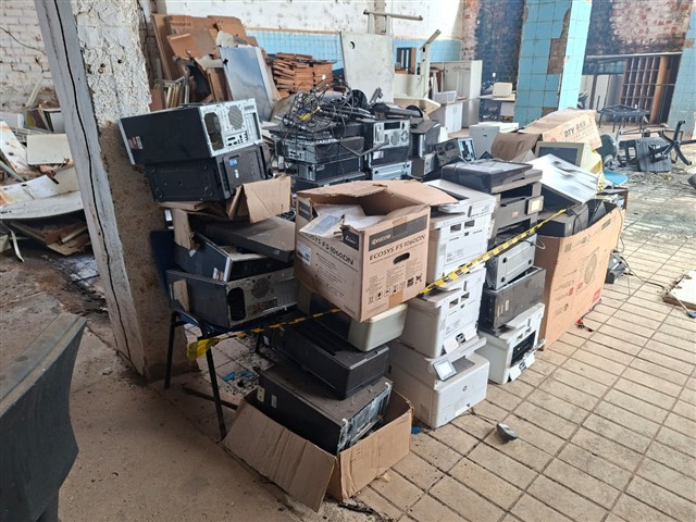 LOTE - 45 
LOTE COMPOSTO POR COMPUTADORES, MONITORES, CPU'S