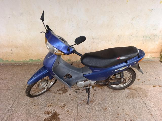 Honda C100 BIZ 1999 em leilão