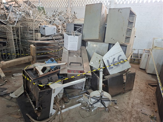 Lote composto por: microscópio, armários de ferro e material