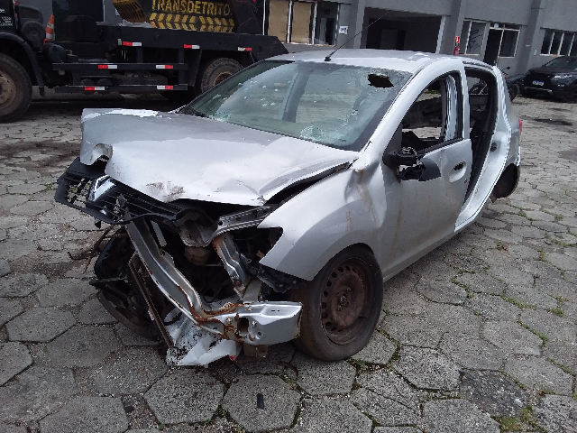 Renault Sandero Auth 10 2015 em leilão